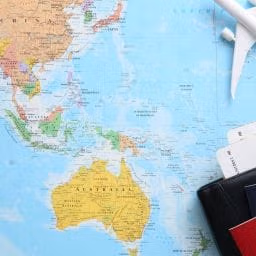 Tropical coastline of Dominica with green hills and blue sea – ideal for first-time travelers